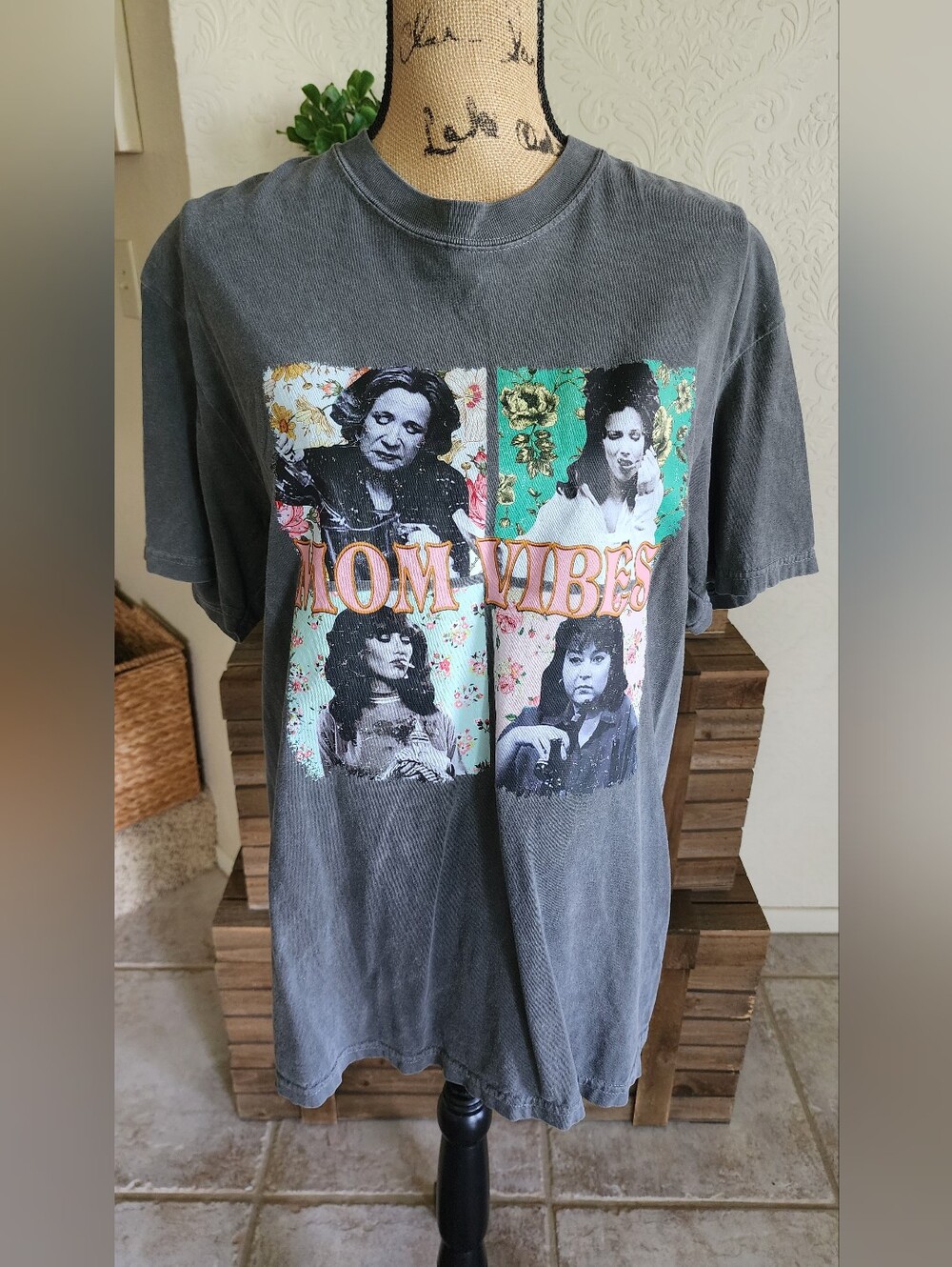 Vintage-Inspired Grey 'Mom Vibes' Graphic Tee
